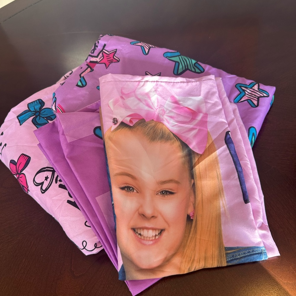 BUNDLE 4/$12💥 
Jojo Siwa Twin Sheet Set